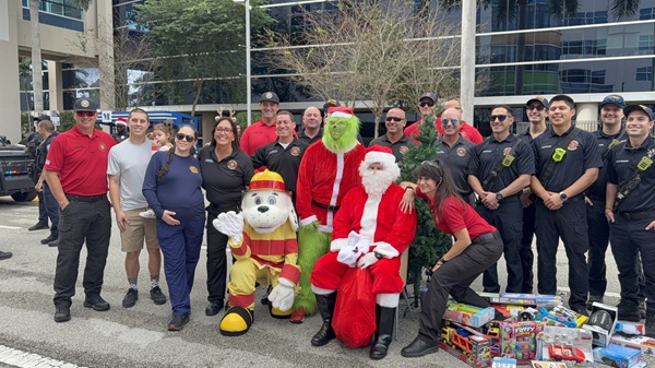 Hollywood Fire Rescue and Police Roll Into Joe DiMaggio Children’s Hospital with 3rd Annual Holiday Parade Featuring Santa and the Grinch